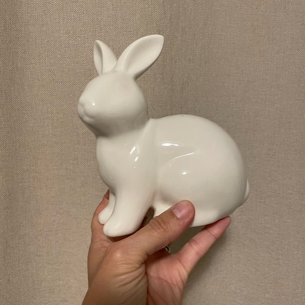 ($10/10) white ceramic bunny